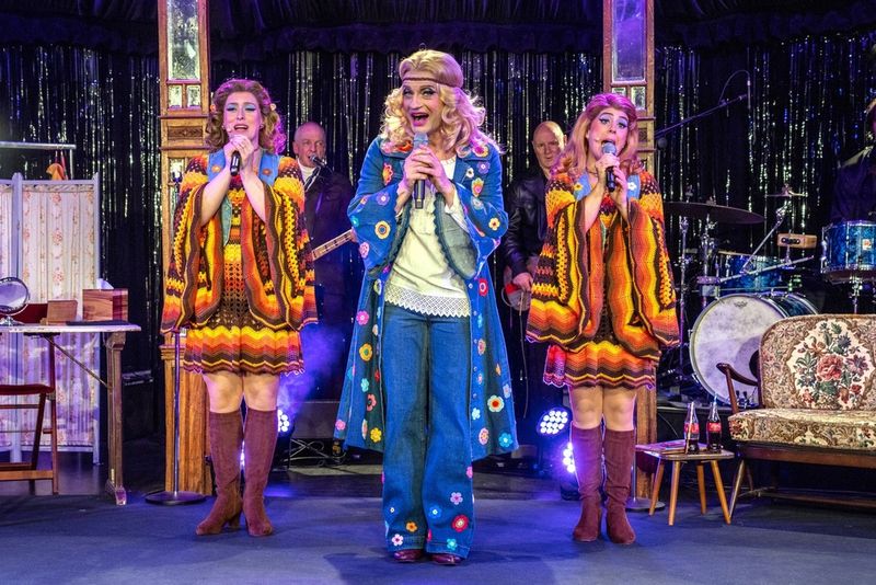 Auf der Theaterbühne zelebrieren die Geschwister Pfister eine Übersteigerung des Schlagers und zeigen damit, dass man Kitsch gleichzeitig parodieren und tief verehren kann.