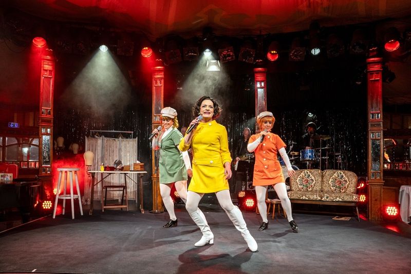 Die Geschwister Pfister zelebrieren eine "neue Offenheit" des Genres und kehren damit zu den Anfängen deutscher Schlagerkunst zurück.