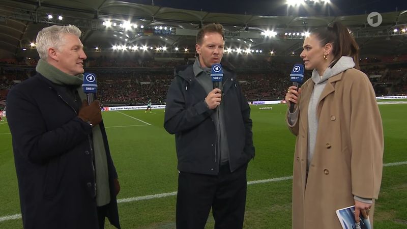 Bundestrainer Julian Nagelmann (M.) spricht mit Esther Sedlaczek und Bastian Schweinsteiger über Rollen.