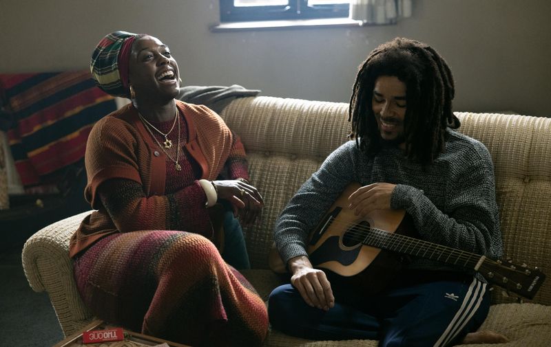 "Bob Marley: One Love" erzählt von Bob Marleys (Kingsley Ben-Adir) Musik, aber auch von seiner Beziehung zu Ehefrau Rita (Lashana Lynch).
