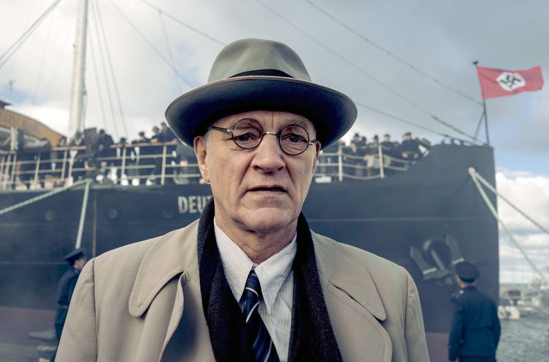 Abraham Stiller (Ville Virtanen), eine zentrale Stimme der jüdischen Gemeinde Finnlands, wollte Juden im mit dem Dritten Reich kooperierenden Finnland helfen. Doch hat er sie stattdessen ans Messer geliefert? Das finnische Historiendrama "Nie allein" untersucht diesen wahren Fall.