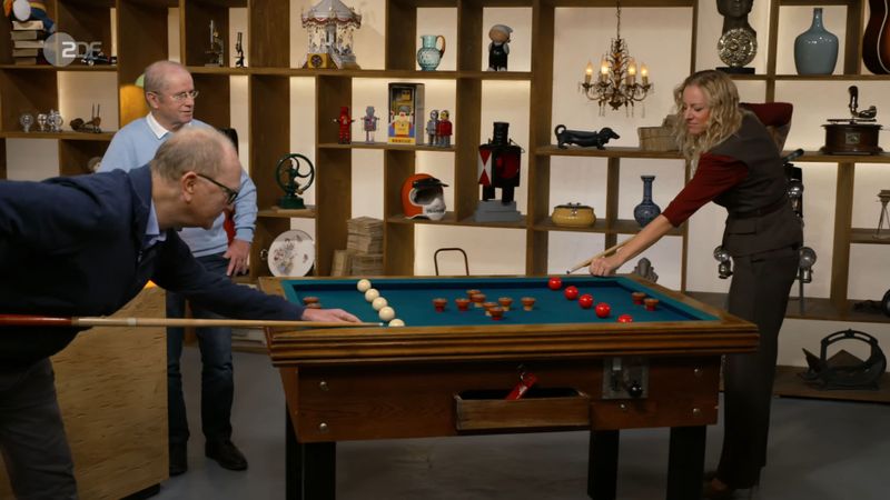 "Kaum lasse ich mir ein bisschen mehr Zeit, wird hier rumgespielt", meinte Horst Lichter in der Dienstagsausgabe von "Bares für Rares" augenzwinkernd, als er Annika Raßbach beim Billardspiel erspähte. Die Expertin wollte natürlich nur das Verkaufsobjekt testen.