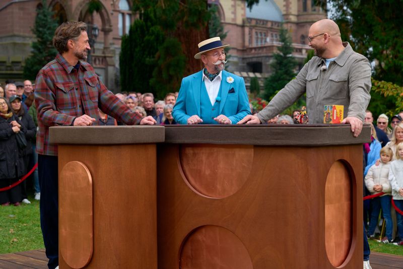 Schauspieler Benjamin Sadler (links) brachte ein Blechspielzeug mit, das Experte Sven Deutschmanek (rechts, mit Horst Lichter) genau begutachtete.