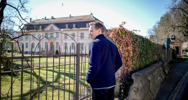 Für die ZDF-Doku "Die geheime Welt des Adels - mit Jochen Breyer" reist der ZDF-Moderator zu Schlössern und Burgen in ganz Deutschland. 