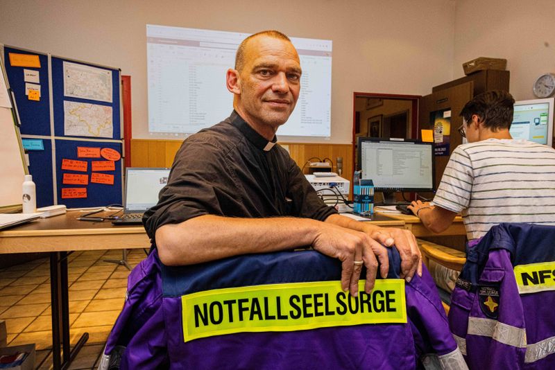 Albi Roebke ist evangelischer Pfarrer und Notfallseelsorger in Bonn und im Kreis Rhein-Siegen.