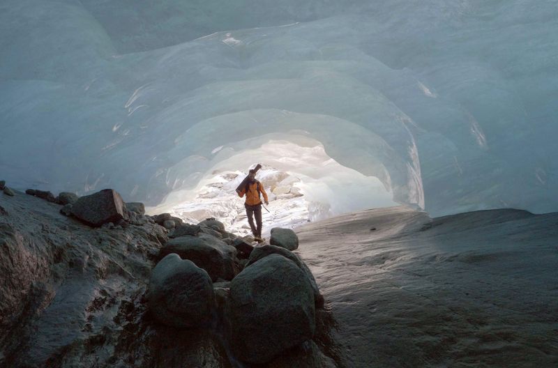 Der Schweizer Glaziologe Matthias Huss erforscht das Gletschersterben in einer vom Schmelzwasser unter dem Rhonegletscher ausgehöhlten Grotte.
