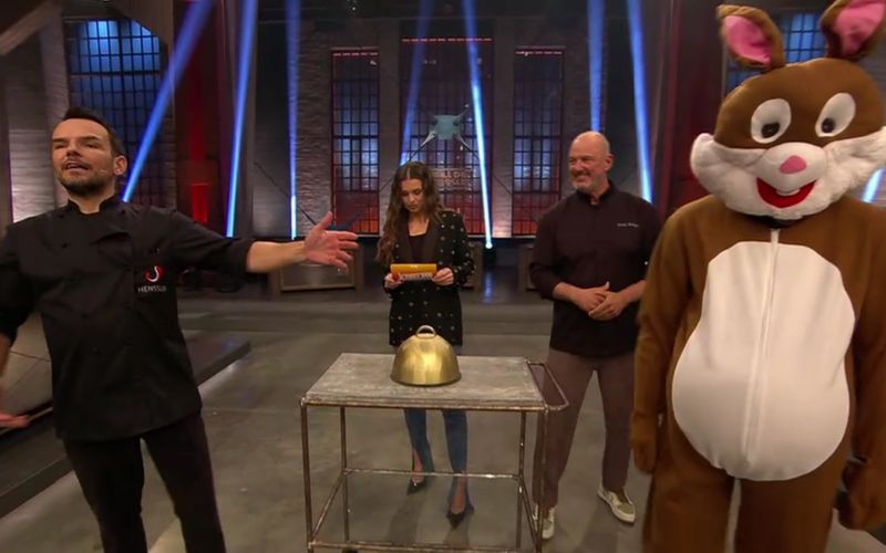 Plüschige Frotzelei: Steffen Henssler stellte den Osterhasen als Tim Mälzer vor.