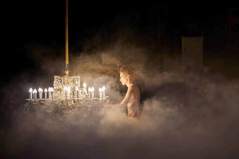 Julia Riedler spielt Fräulein Else am Volkstheater Wien. Für ihre Darstellung wurde sie von "Theater heute" 2025 zur Schauspielerin des Jahres gewählt.