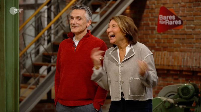 Mit bescheidenen Erwartungen kam Verkäuferin Andrea zu Horst Lichter in der Mittwochsausgabe der ZDF-Trödelshow "Bares für Rares". Doch ihr Erbstück aus der Nachkriegszeit wurde auf ein Vielfaches des Wunschpreises geschätzt und sorgte für eine dicke Überraschung: "Wow, das ist ja verrückt", konnte die Verkäuferin ihr Glück kaum fassen ... 