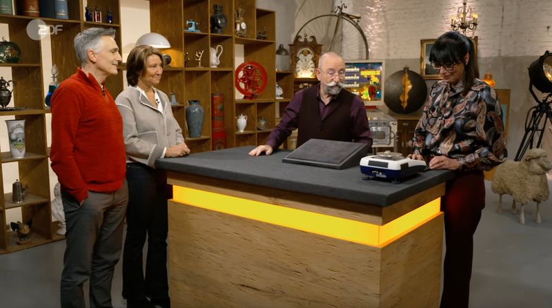 "Ui, das ist aber ein dezentes Steinchen", staunte Lichter, als er den hochkarätigen Anhänger auf der Waage von Expertin Heide Rezepa-Zabel erblickte. Andrea und Karsten aus Kuddewörde hatten für den Erbschmuck jedenfalls "keine Verwendung". Die Verkäuferin erinnerte sich aber gerne daran, wie ihre Großmutter den Schmuck immer getragen hatte. 