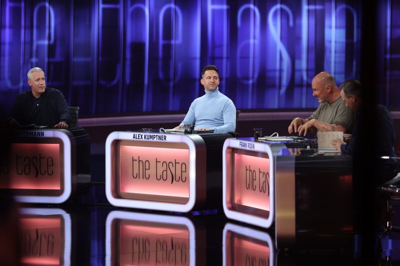 Alexander Herrmann, Alex Kumptner, Frank Rosin und Tim Raue (von links nach rechts) sind überrascht vom Kochniveau der Promis.