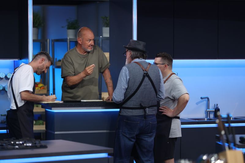 Frank Rosin gibt Jochen Schropp (links), Andreas Hoppe (Zweiter von rechts) und Paul Cooks (rechts) sofort Anweisungen.