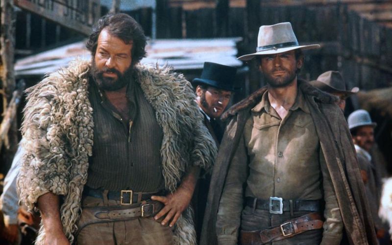 In "Gott vergibt - Django nie!" waren Bud Spencer und Terence Hill 1967 zum ersten Mal gemeinsam vor der Kamera zu sehen. In den 1980er-Jahren kam der Italowestern neu geschnitten unter dem Klamauk-Titel "Zwei vom Affen gebissen" noch einmal heraus.