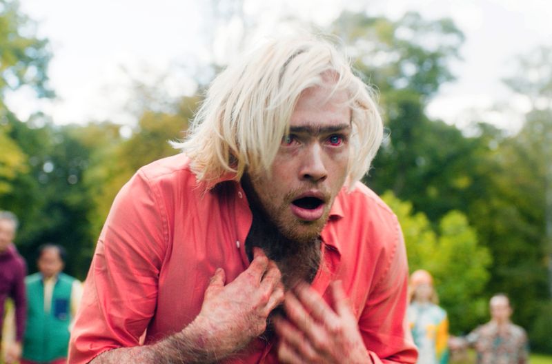 Er ist "Patient Null" (Campbell Caspary), der erste Mann, der die typischen Symptome des Virus zeigt, sexuell erregt Frauen bedrängt, jede Menge neue Körperbehaarung bekommt und schließlich, in höchster Erregung, tot zusammenbricht. Danach ist nichts mehr, wie es war.