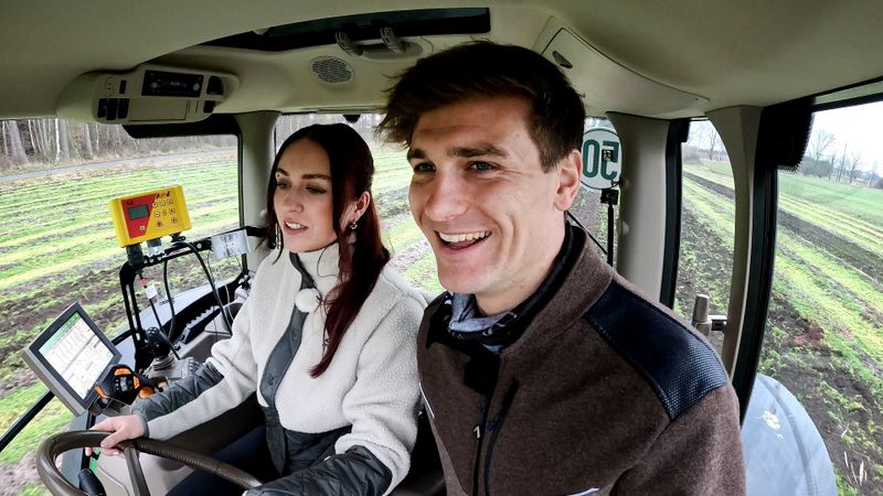 Ein paar Monate nach dem Ende von "Bauer sucht Frau" geben Laura und Friedrich in der Sonderfolge "Was ist auf den Höfen los?" Einblicke in ihr gemeinsames Leben.