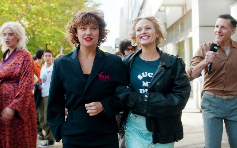 Anfangs sind Anita Martinelli (Britta Hammelstein, links vorne) und Sarah Bedford (Mavie Hörbiger, rechts) noch feministische Freundinnen mit denselben Zielen. Doch kaum an der Macht, entwickelt sich Sarah zunehmend zur Despotin, während Anita an einen echten Wandel glaubt.