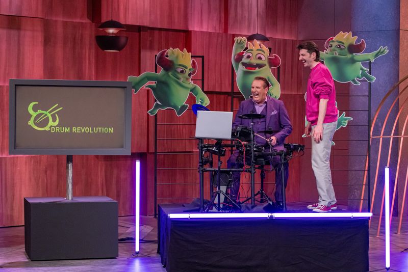 "Du erfüllst mir einen Kindheistraum": Ralf Dümmel sitzt zum ersten Mal an einem Schlagzeug. Für Gründer Andreas wird es dennoch nicht gut laufen.