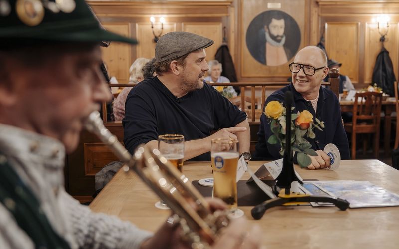 Im Hofbräuhaus sind Simon Schwarz (rechts) und Sebastian Bezzel (Mitte) stets von Musik umgeben.