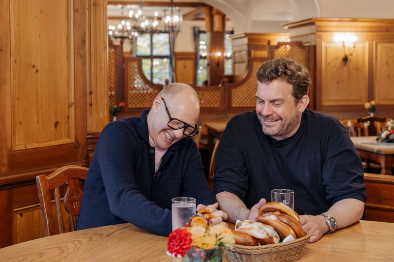 Sie kultivieren den neugierigen, nicht immer ganz ernsthaften Blick aufs Brauchtum: Sebastian Bezzel (rechts) und Simon Schwarz.