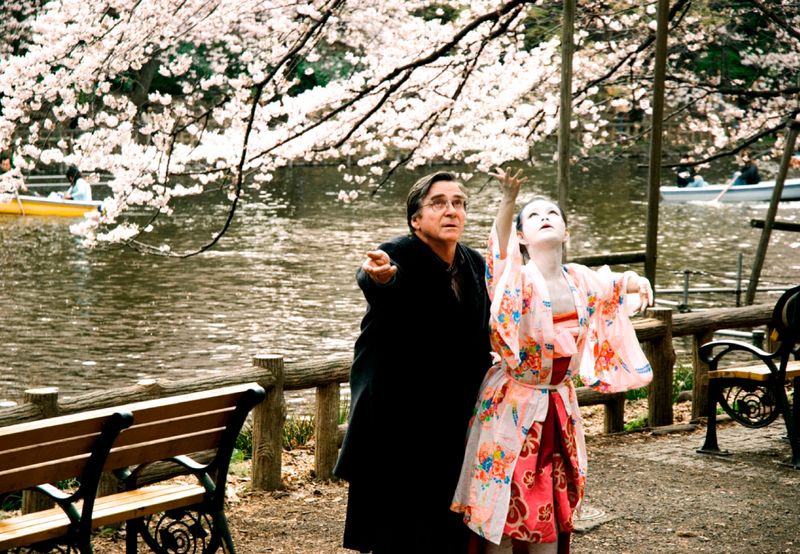 Die Butoh-Tänzerin Yu (Aya Irizuki) zeigt Rudi (Elmar Wepper) einen Weg, mit seiner Frau auch über den Tod hinaus zu kommunizieren.