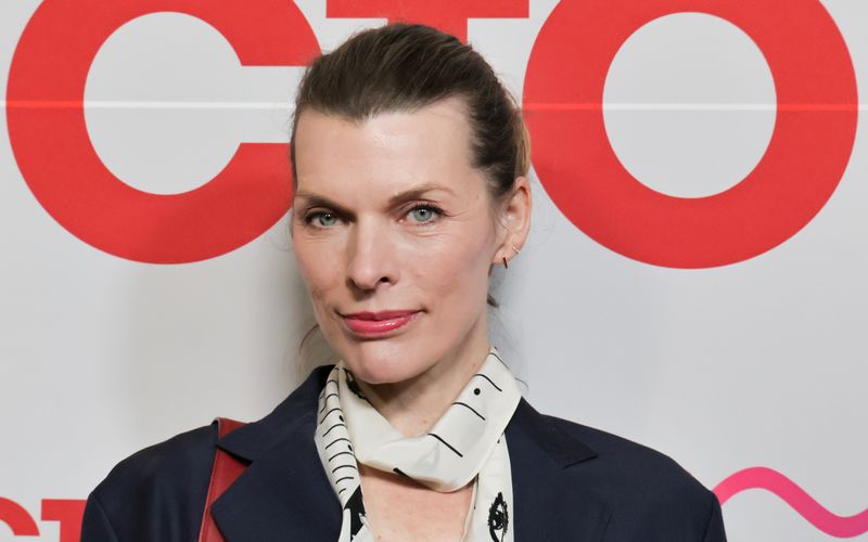 Schauspielerin Milla Jovovich spricht über den Spagat zwischen Karriere und Familie: "Es fühlt sich eher an wie ein Pendel, das ständig von einem Extrem ins andere schwingt."
