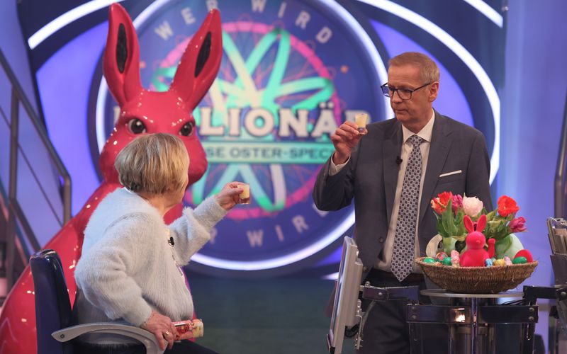 Zur Stärkung gibt es ein Glas Eierlikör: Günther Jauch und Kandidatin Elisabeth Jakubowski.