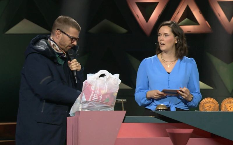 Mit Tankstellen-Snacks im Gepäck platzte Joko Winterscheidt verspätet in seine Show. Zuschauerin Kaja hatte ihn netterweise vertreten.