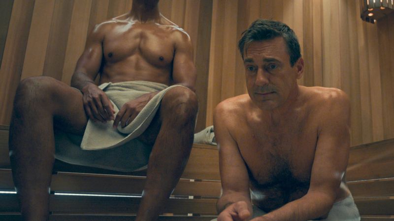 Coop (Jon Hamm) kommt nicht nur bei seinen Diebestouren ins Schwitzen, sondern auch beim Saunagang mit seinen Opfern.