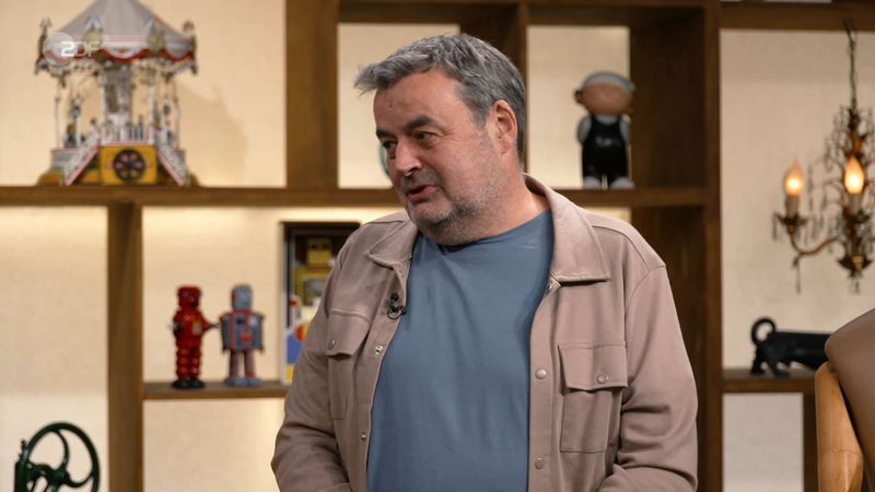 Lichter begrüßte den Verkäufer Stephan aus Telgte und wollte auch den Namen der beiden Schaufensterpuppen erfahren. "Die haben sich mir noch nicht vorgestellt", zuckte Stephan mit den Schultern. "Sture Böcke. Holzköpfe sind das", scherzte der Moderator.
