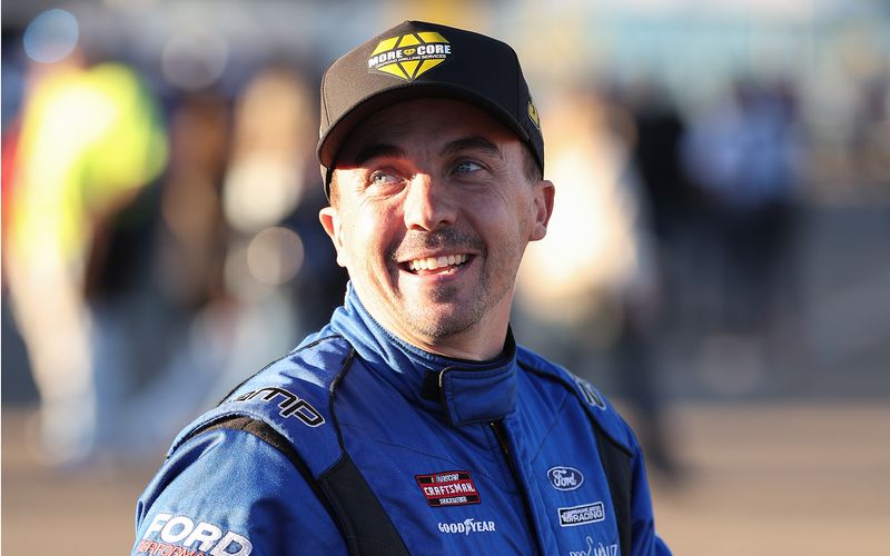 Nicht nur vor der Kamera drücken manche Prominente gern aufs Gas, Schauspieler wie Steve McQueen, Paul Newman oder Michael Fassbender entdeckten den Motorsport auch privat für sich und wurden begeisterte Rennfahrer. Zum Start des Serienrevivals "Malcolm Mittendrin: Unfair wie immer" am 10. April auf Disney+ mit Schauspieler und Rennfahrer Frankie Muniz zeigen wir, welche Stars dem Rausch der Geschwindigkeit außerdem erlegen sind oder waren. 