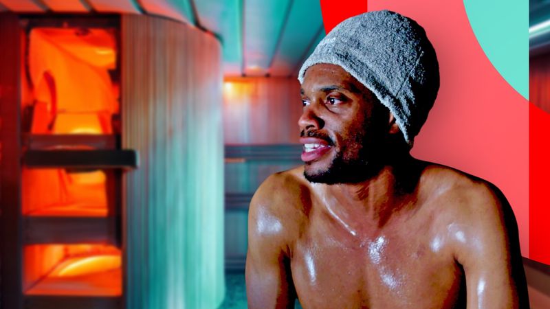 Host Anthony Morgan gut gelaunt in einer finnischen Saune - schwitzend, was sonst.