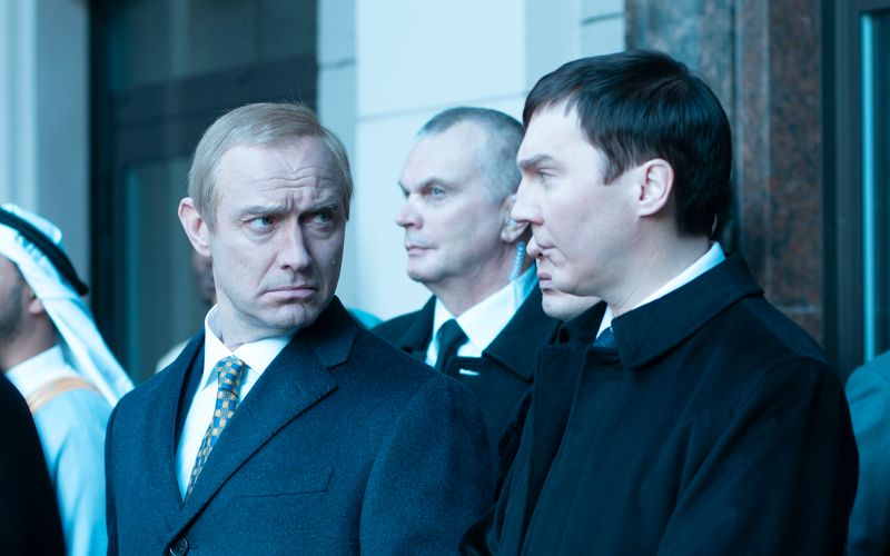 Gewagtes Thema: "Der Magier im Kreml" erzählt eine fiktionalisierte Version davon, wie Wladimir Putin an die Macht kam. Die Hauptrollen spielen Jude Law als Putin (links) und Paul Dano als dessen Berater Wadim Baranow.