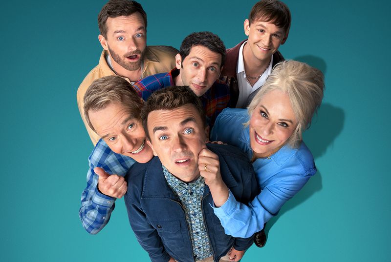 Malcom (Frankie Muniz, Mitte) muss mit seinen Brüdern (oben, von links: Christopher Masterson, Justin Berfield, Caleb Ellsworth-Clark) zum Hochzeitstag von Hal (Bryan Cranston) und Lois (Jane Kaczmarek) antanzen.
