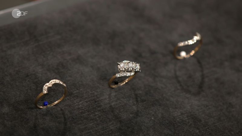 Lichter verstand die Welt nicht mehr: "Ach, mein Gott im Himmel! Das Geld kannst du dir sparen, da kriegst du ein neues Motorrad dafür, damit der Mann auch mal glücklich ist!" Heide Rezepa-Zabel amüsierte sich über die unromantische Denke des Pragmatikers.