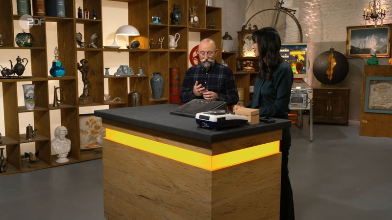 Horst Lichter lobte, wie schön Heide Rezepa-Zabel drei Ringe arrangiert hatte. Dann die Überraschung: "Ich habe sie nebeneinander gestellt, aber eigentlich werden sie zusammen getragen", verriet die Expertin - beispielsweise zur Erneuerung des Eheversprechens.