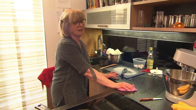 Annett erzählt die emotionale Geschichte von ihrer Flucht in den Westen.
