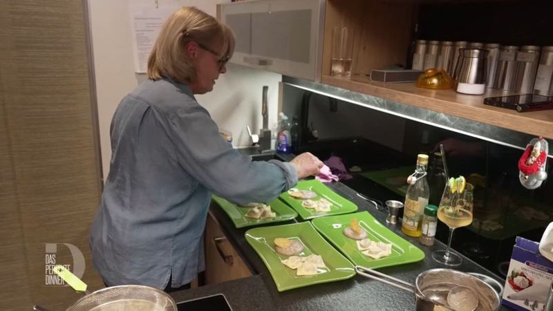 Die Vorspeise: Pilzravioli an Champignonmousse.
