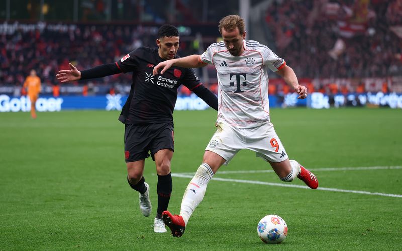 Bayer Leverkusen trifft im Halbfinale des DFB-Pokals auf Bayern München - ein echtes Topspiel! Im Bild: Leverkusens Ezequiel Fernandez (links) und Bayern-Stürmer Harry Kane bei der letzten Bundesliga-Begegnung der beiden Teams im März.