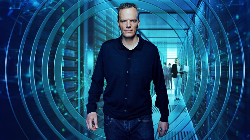 Künstliche Intelligenz und der Arbeitsmarkt: Wie bedroht sie unsere Jobs? Das will der Wirtschaftsjournalist Florian Neuhann herausfinden. Seiner Doku "Am Puls mit Florian Neuhann - Frisst die KI unsere Jobs" folgt am 5. Mai auch eine Live-Diskussion zum Thema im ZDF.