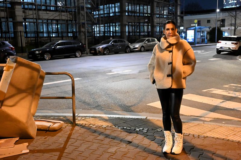 Ilona führt in der Doku an die Kreuzung in Frankfurt am Main, an der ihr damaliger Partner mit einem Messer auf ihren Bekannten und sie selbst losging. Ihr Bekannter starb, sie selbst überlebte lebensgefährlich verletzt.