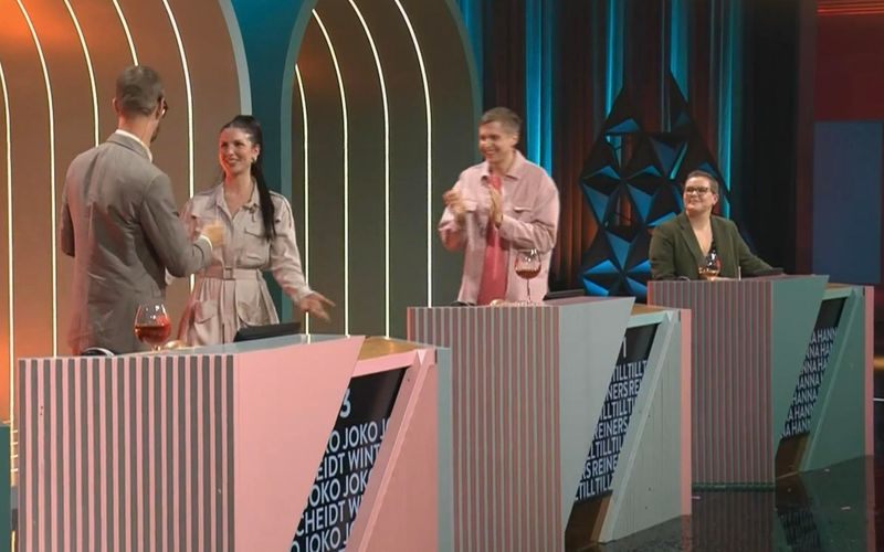 Für Nico Santos wechselt Sängerin Buket aus der grandiosen Studioband kurzzeitig ans Ratepult.