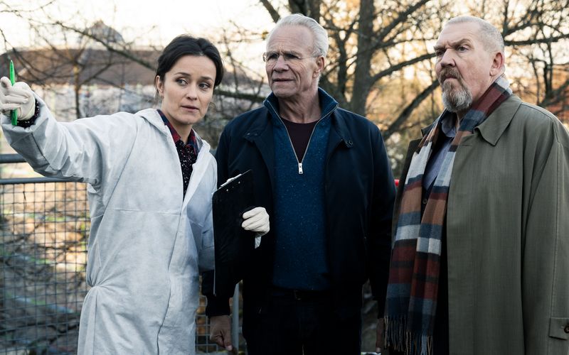 KTU-Chefin Natalie Förster (Tinka Fürst), Max Ballauf (Klaus J. Behrendt, Mitte) und Freddy Schenk (Dietmar Bär) ermitteln in einem Fernsehstudio.