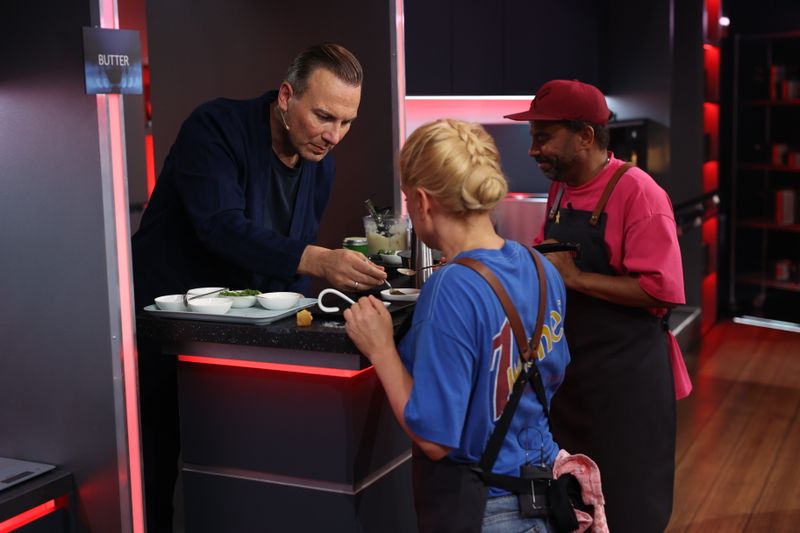 Tim Raue gibt Jeanette Biedermann und Simon Pearce klare Ansagen.