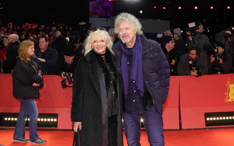 Sänger Wolfgang Niedecken erscheint auf dem Roten Teppich mit seiner Ehefrau Tina Golemiewski: Das Paar ist seit über 30 Jahren verheiratet.