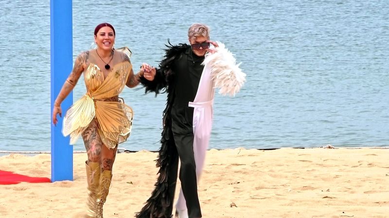 Kate war Sam enterteten Hand in Hand den Reality-Traumstrand - und verwechselten von Ferne einen Kollegen.