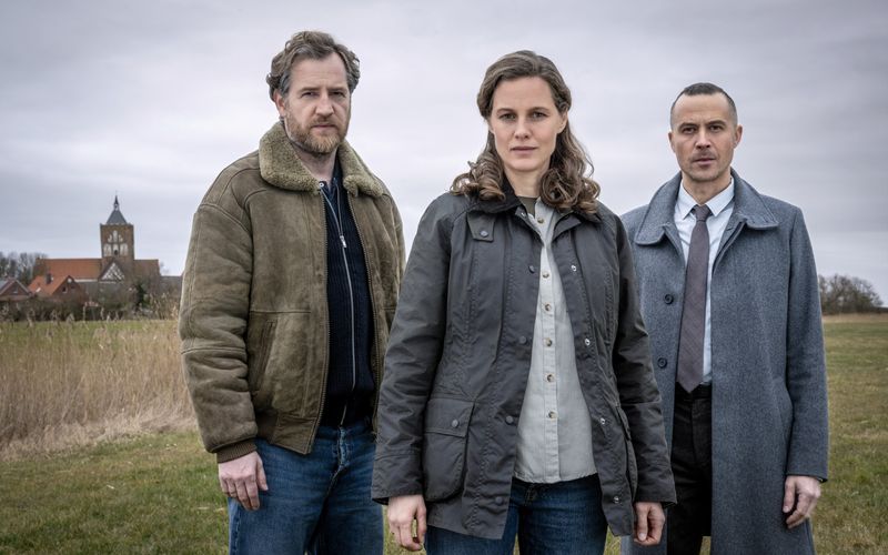 Die Ostfrieslandkrimi-Ermittler Ann Kathrin Klaasen (Picco von Groote), Frank Weller (Tom Radisch, links) und Rupert (Barnaby Metschurat) werden diesmal nicht nur mit perfiden Morden, sondern auch mit einer Familientragödie konfrontiert.