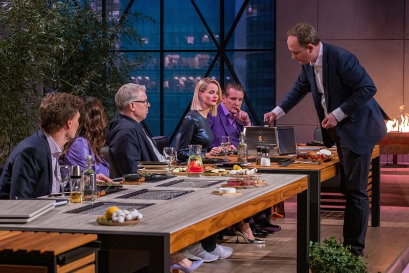 Ein festlich gedeckter Tisch - und ein Unternehmer mit formvollendeten Manieren: Nils, Gründer von "Festávolo", lädt die Löwinnen und Löwen zum Abschluss der 19. "Die Höhle der Löwen"-Staffel zu einem Festmahl ein.