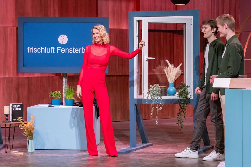 Nie mehr Töpfe und Krimskrams vom Fensterbrett räumen: Janna Ensthaler macht sich ein Bild von der genial simplen "Frischluft Fensterbrett"-Erfindung. Dahinter stecken zwei junge Unternehmer aus München.