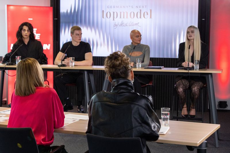 Julia (rechts) spricht offen über den Tod ihres Freundes.