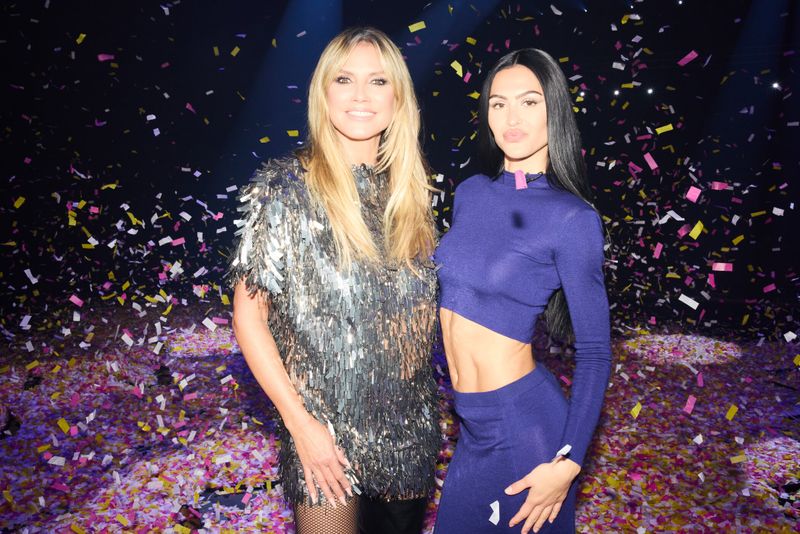 Heidi Klum (links) bekommt Unterstützung von US-Model Amelia Gray.